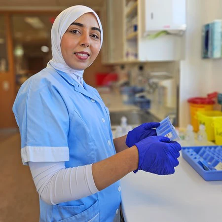 Chaima Amdouni, diplomierte Gesundheits- und Krankenpflegerin am Kepler Universitätsklinikum in Linz